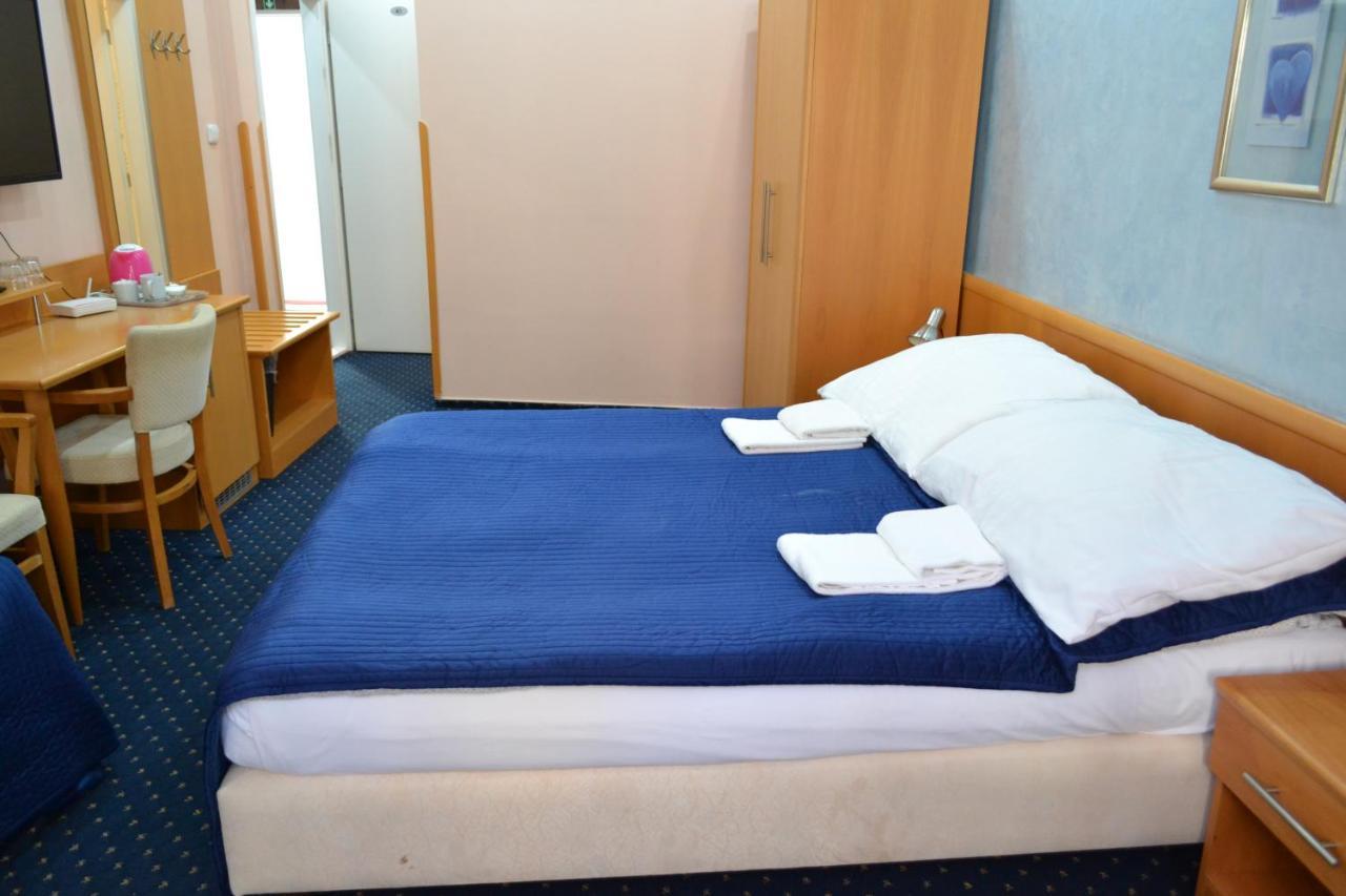 Aladin Praha Hotel Bagian luar foto